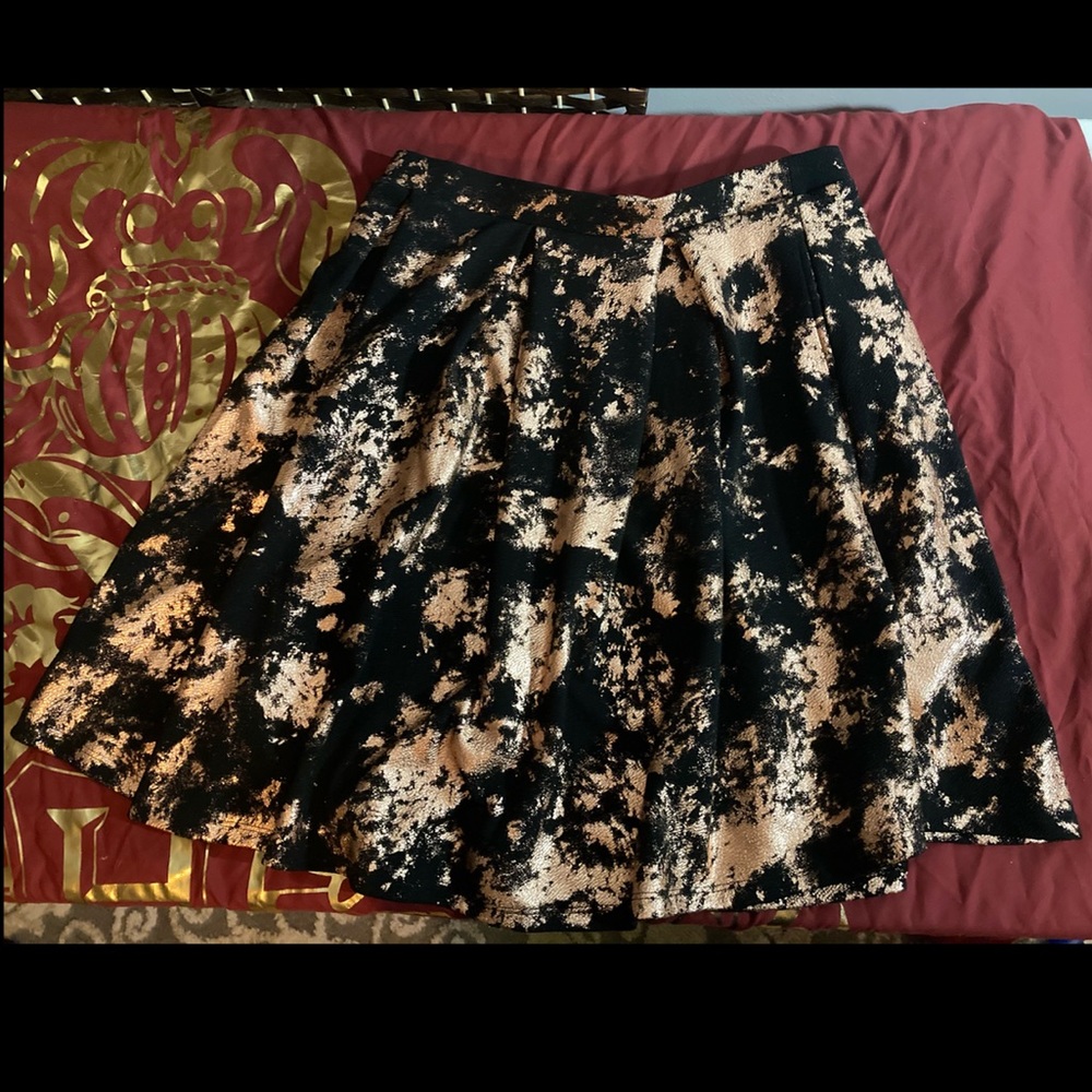 LuLaRoe Black and Gold Pleated skirt